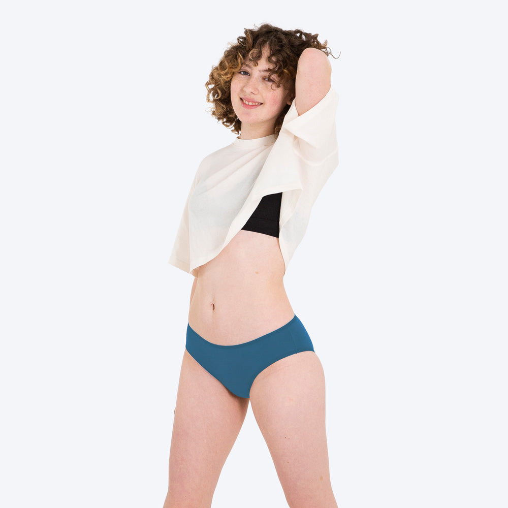 https://wukawear.ch/cdn/shop/files/swim-colour-options-bikini-full-length-teen-blue-sapphire_2048x.jpg?v=1686657566